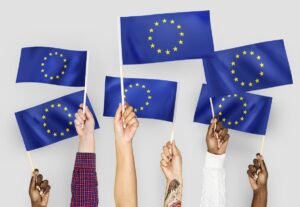 Banderas europeas sostenidas en alto