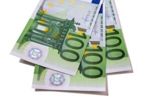 Billetes de cien euros extendidos