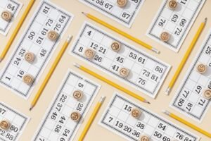 Cartones con fichas numeradas repartidas encima