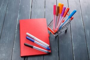 Mesa de trabajo con libreta y rotuladores