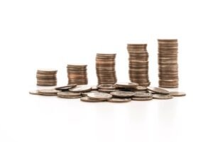 Monedas apiladas en columnas de distinta altura